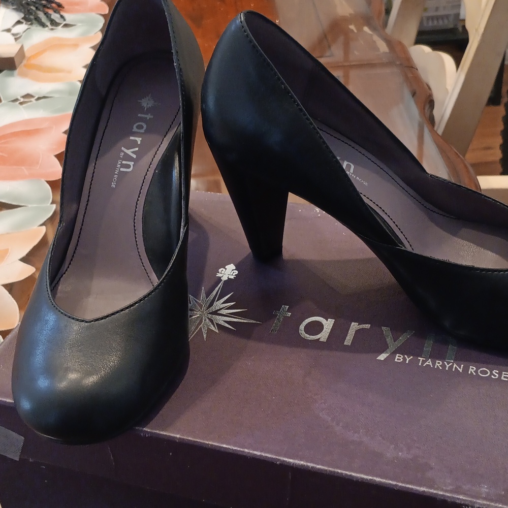 Taryn Rose Classic Black Heels, Steppin Out Shoes, Business, casual,vintage - Picture 2 of 7